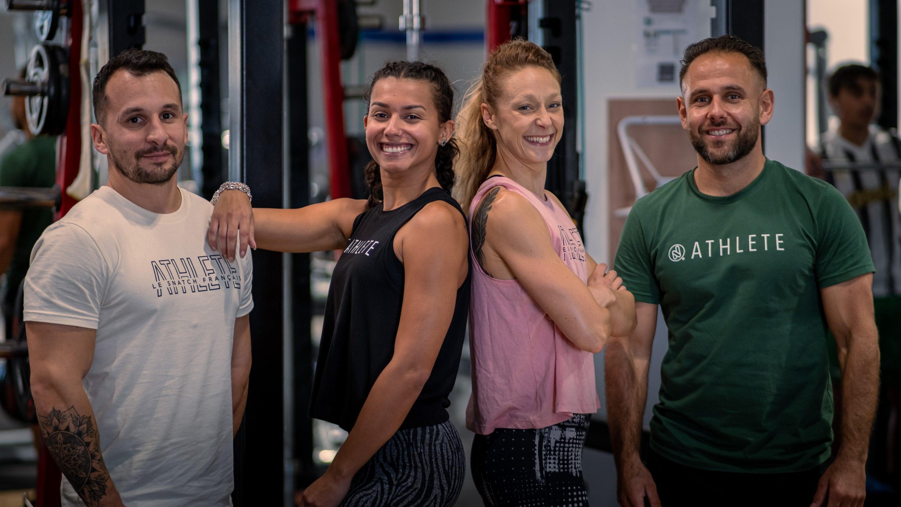 Deux hommes et femmes en tenues de sport  Image