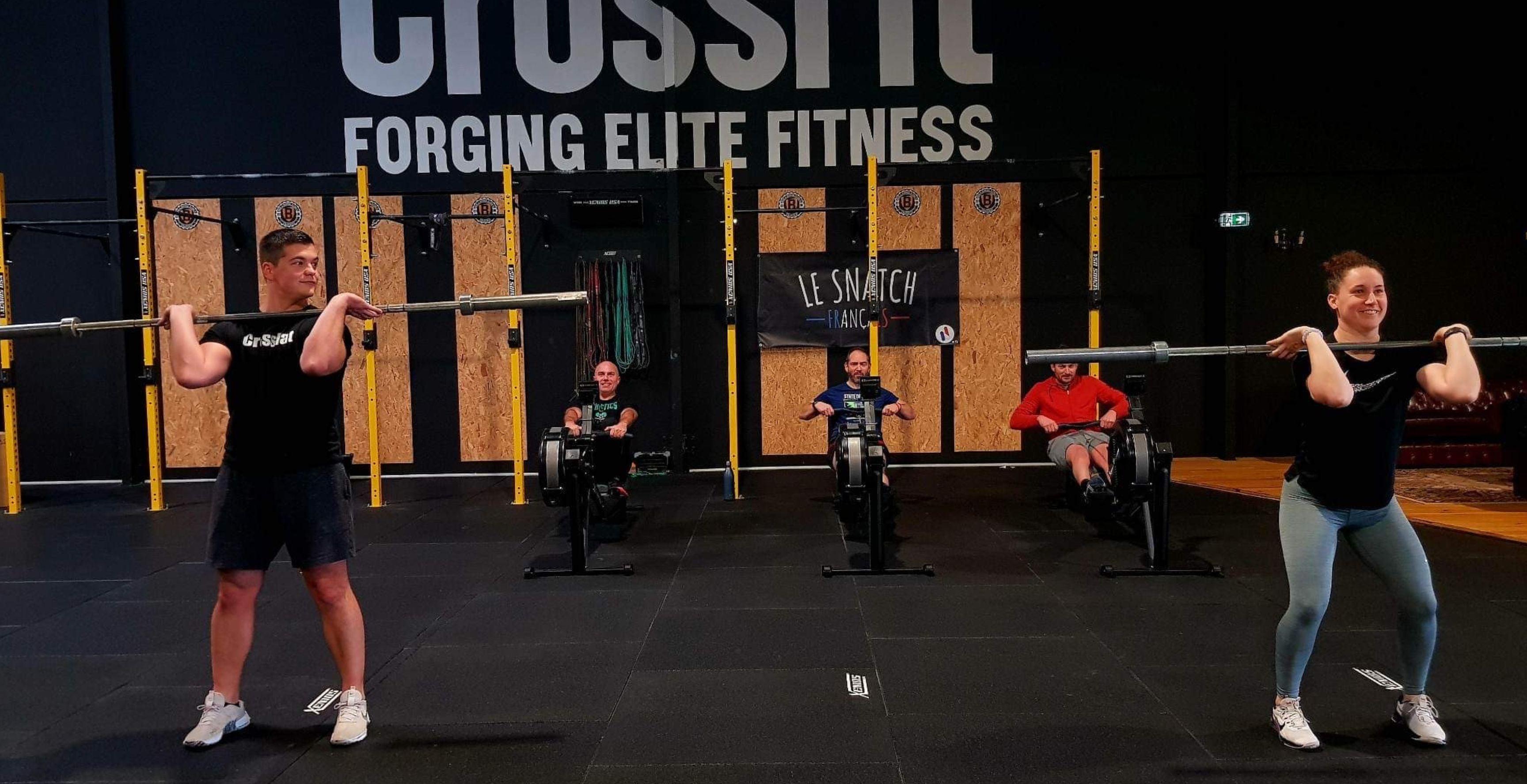 personnes en séance de crossfit
