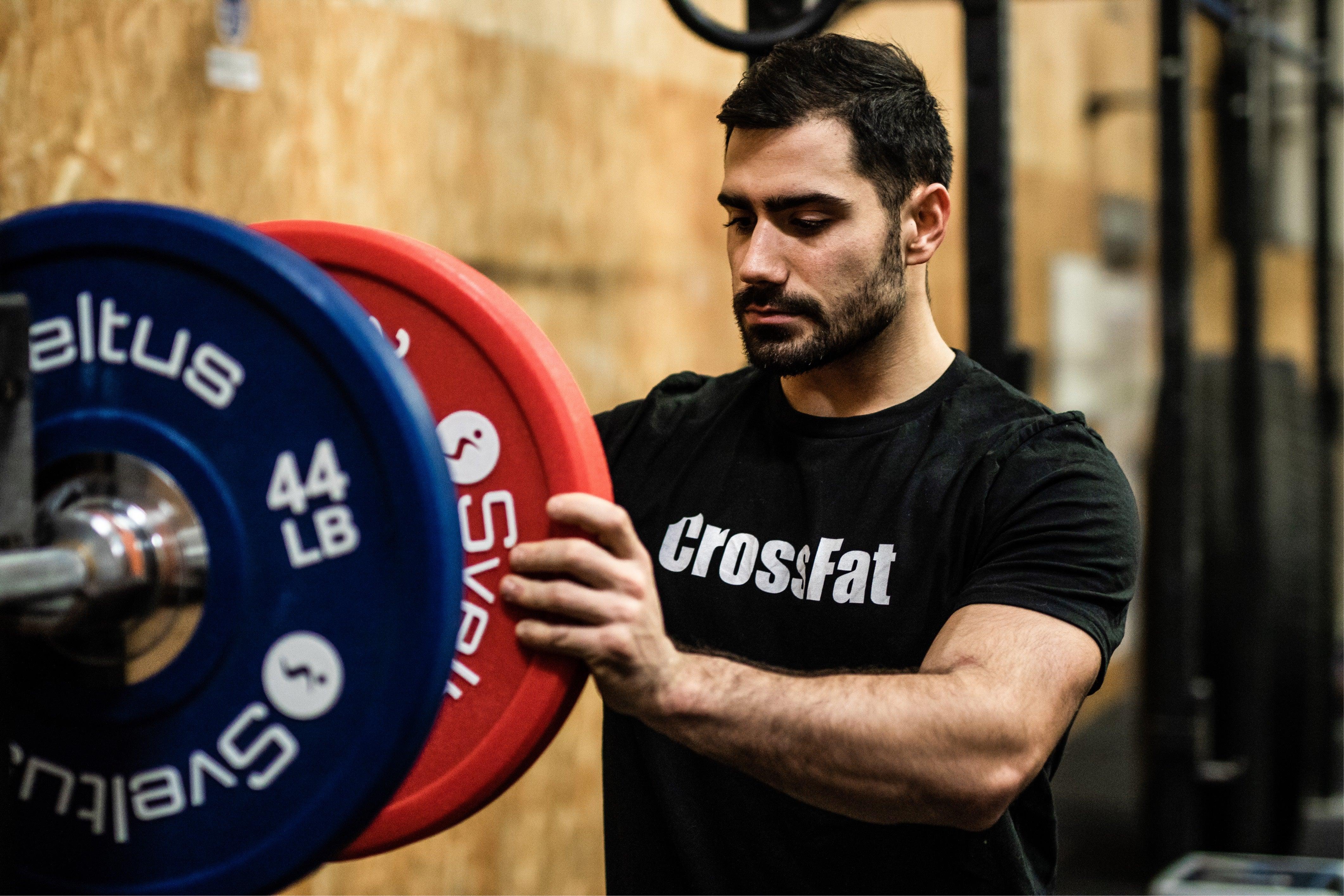 Homme portant un t-shirt de CrossFit noir