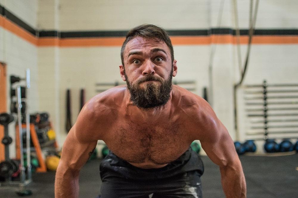 Homme torse nu faisant un wod de CrossFit  Image