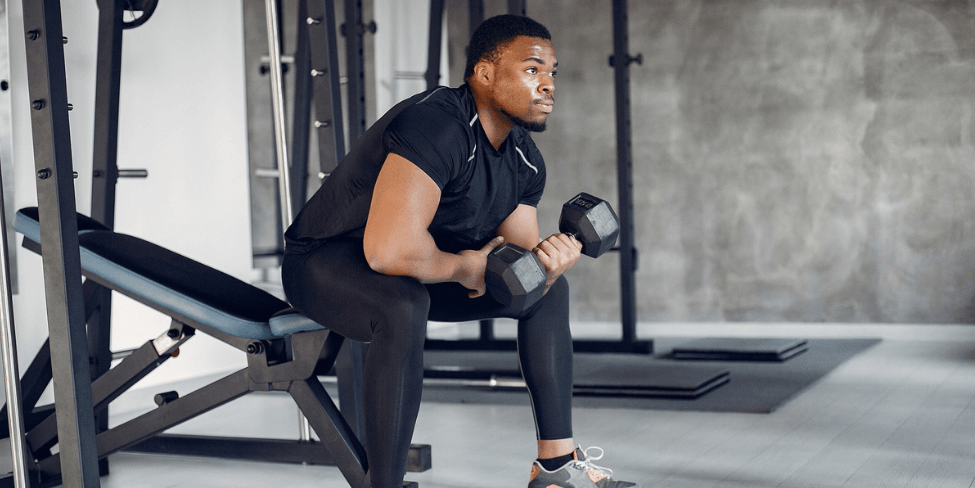 homme bien habillé dans une salle de sport