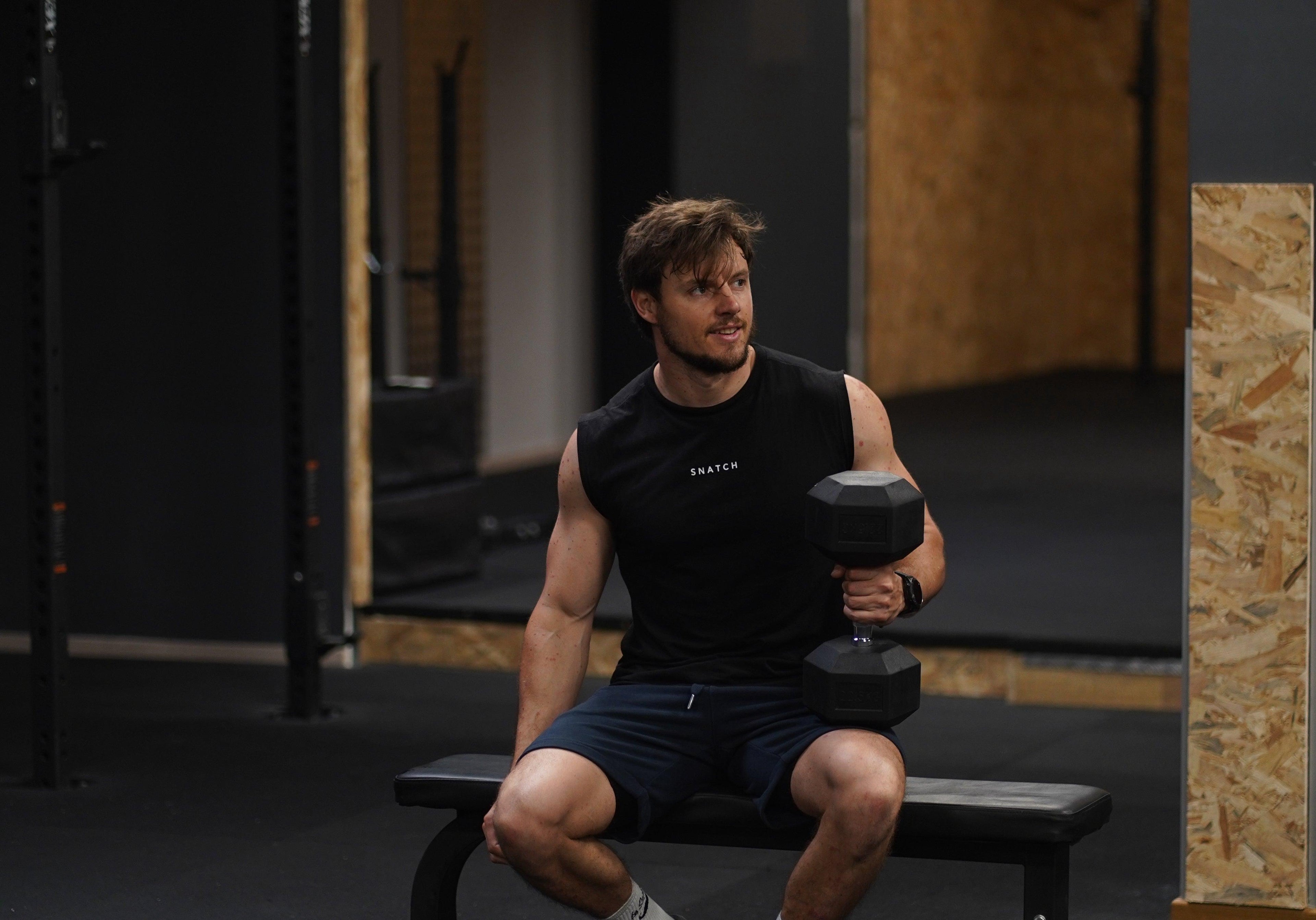 Homme portant un débardeur en faisant du sport Image