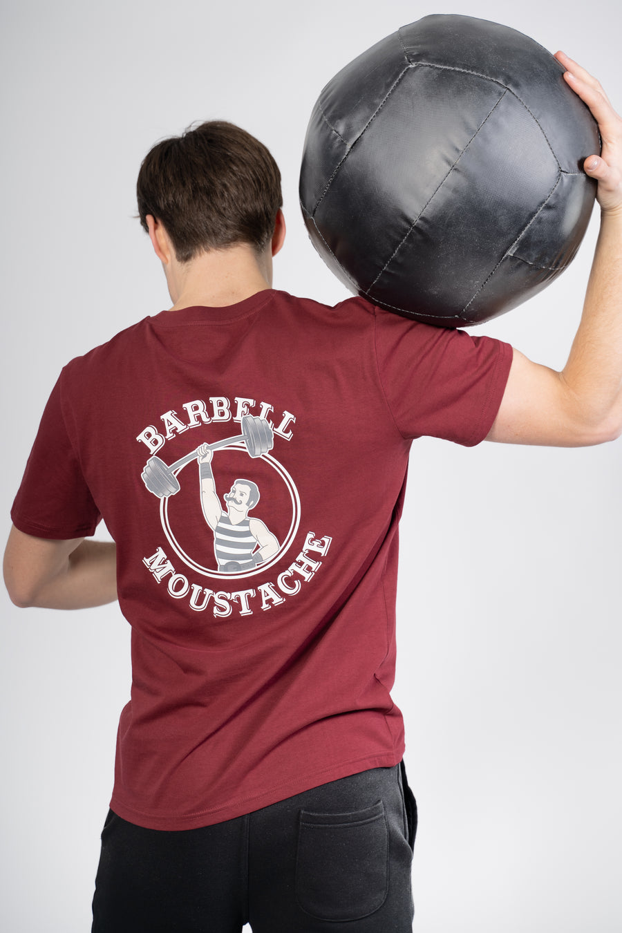 T-Shirt Homme Cross Training – Barbell Moustache — Bordeaux — photo originale portée, vue dos