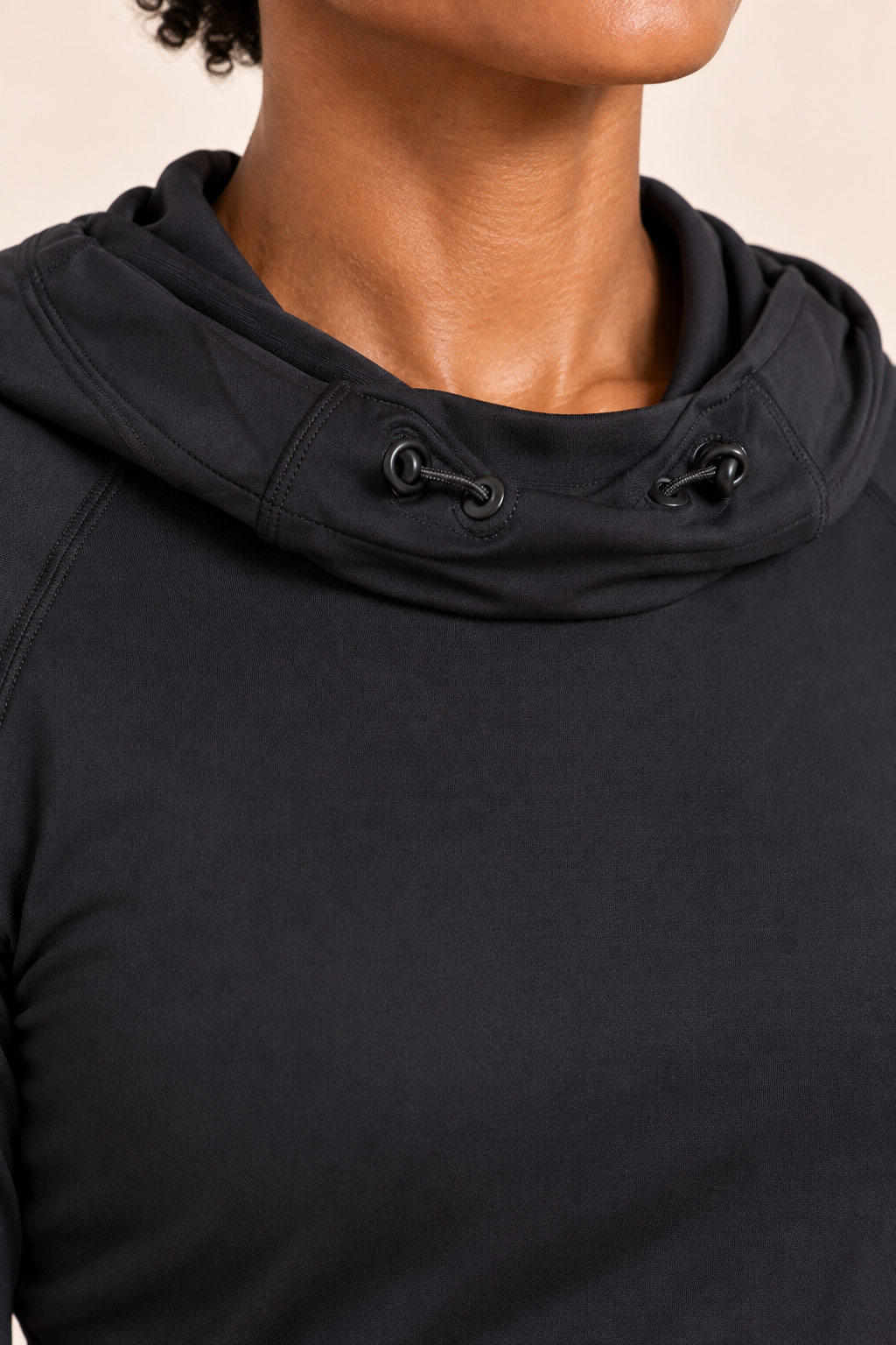 Cadence LSF noir — détail porté : col et cordon de réglage
