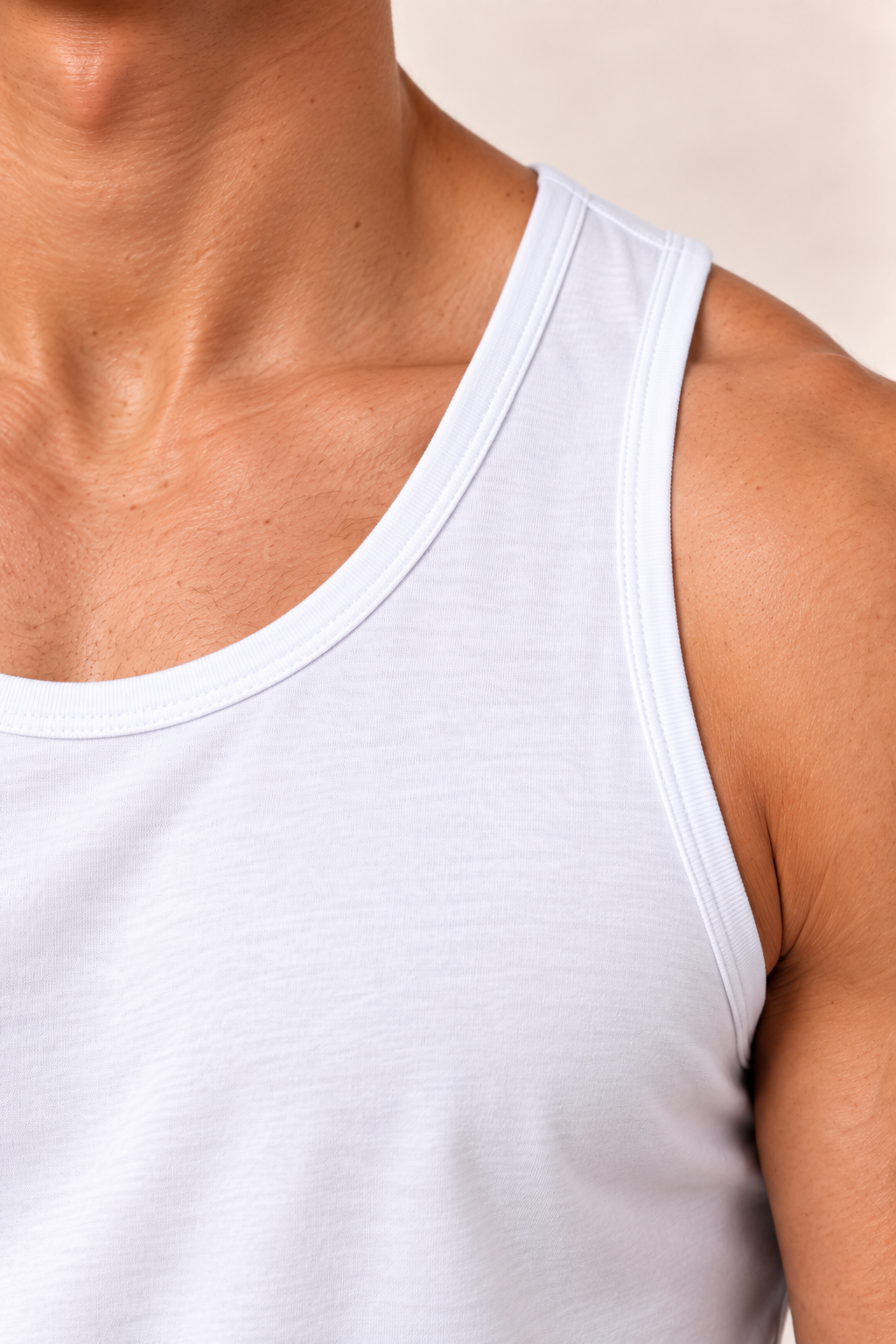 Pulse LSF blanc — détail porté : encolure et couture d’épaule