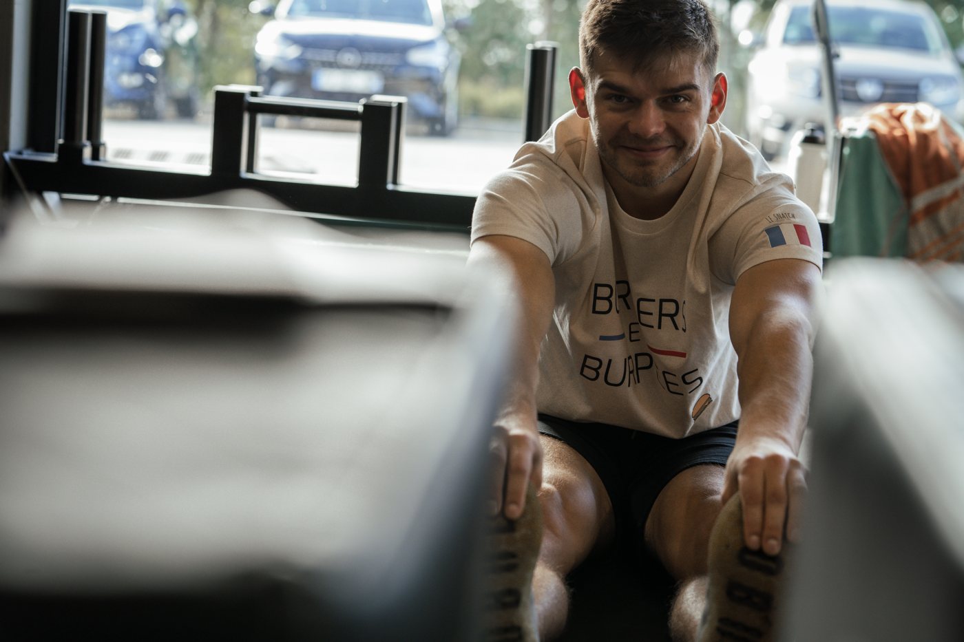 Pratiquant au rameur portant un t-shirt Le Snatch Français
